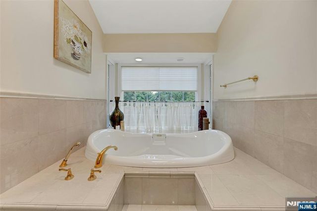 980 Briarwoods Road, Franklin Lakes, NJ 07417