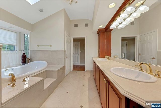 980 Briarwoods Road, Franklin Lakes, NJ 07417