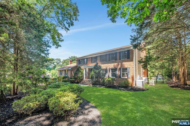 980 Briarwoods Road, Franklin Lakes, NJ 07417