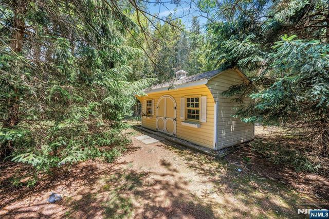 980 Briarwoods Road, Franklin Lakes, NJ 07417