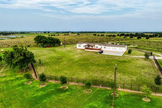 3575 County Road 271, Moulton, TX 77975