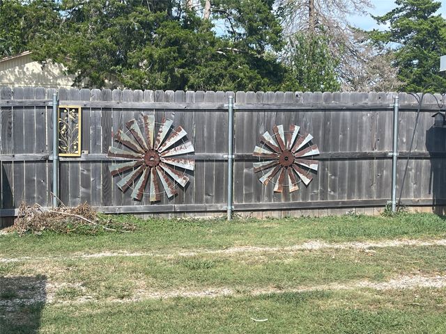 1116 Navarro, Mart, TX 76664