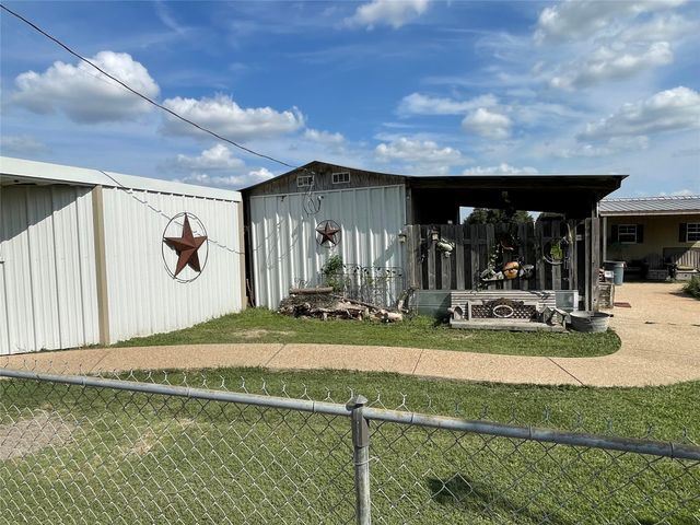 1116 Navarro, Mart, TX 76664