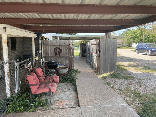 1116 Navarro, Mart, TX 76664