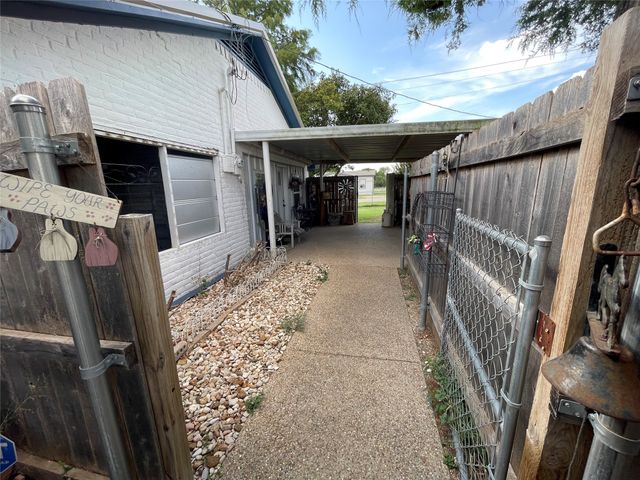 1116 Navarro, Mart, TX 76664