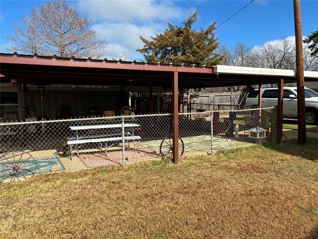 1116 Navarro, Mart, TX 76664