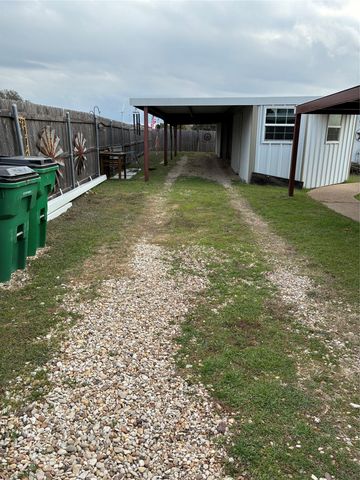 1116 Navarro, Mart, TX 76664