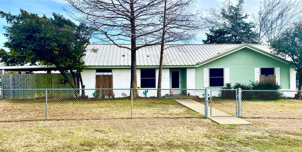 1116 Navarro, Mart, TX 76664