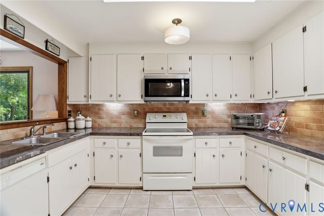 2201 Planters Row Dr, Midlothian, VA 23113