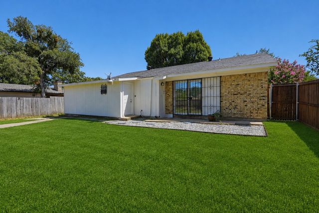 831 Kelso Drive, Dallas, TX 75211