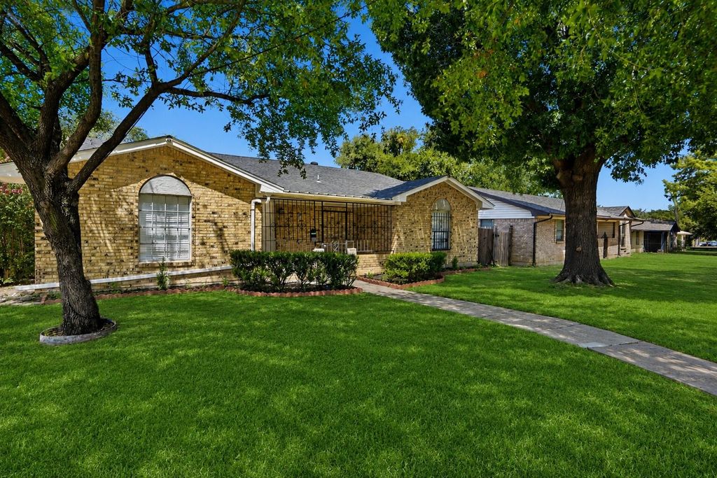 831 Kelso Drive, Dallas, TX 75211