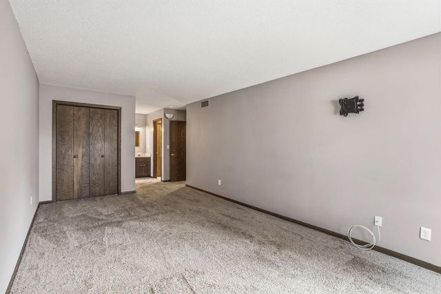 6115 Lincoln Drive 152, Edina, MN 55436