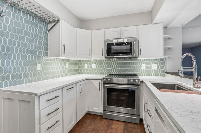 6115 Lincoln Drive 152, Edina, MN 55436