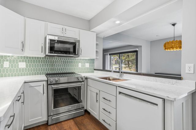 6115 Lincoln Drive 152, Edina, MN 55436