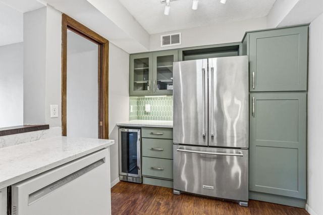 6115 Lincoln Drive 152, Edina, MN 55436