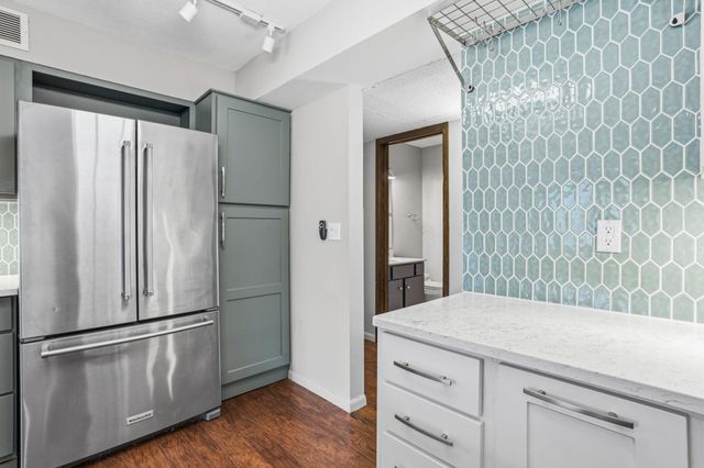 6115 Lincoln Drive 152, Edina, MN 55436