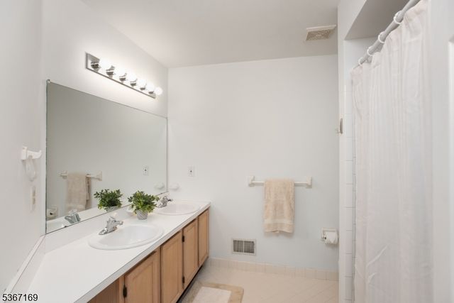 3 Fisher Dr, Hillsborough Twp., NJ 08844