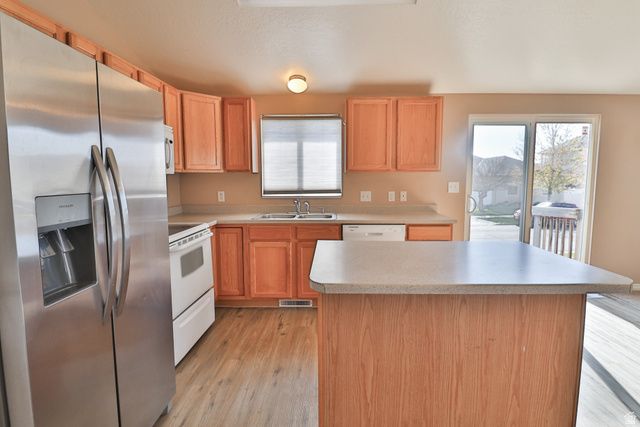 6723 W OAK FARMS DR, West Jordan, UT 84081