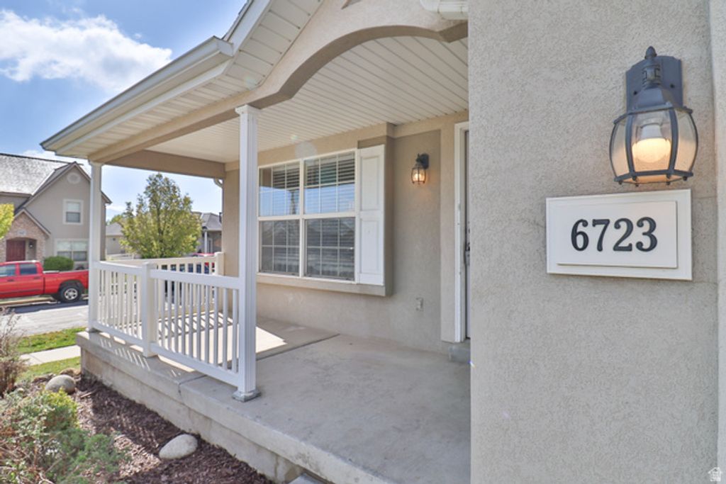 Image 2 of property listing at 6723 W OAK FARMS DR, West Jordan, UT 84081