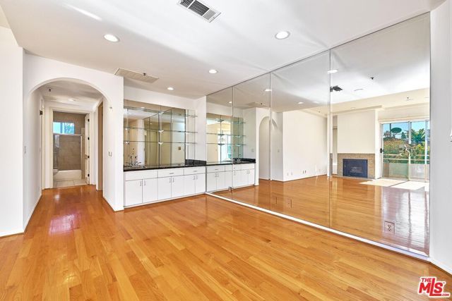 5050 Maplewood Avenue 206, Los Angeles, CA 90004