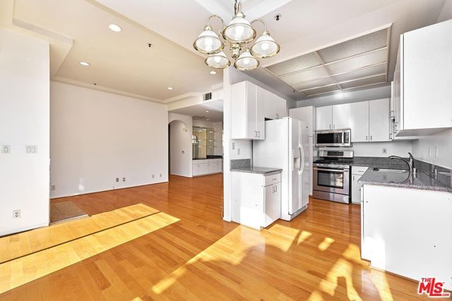 5050 Maplewood Avenue 206, Los Angeles, CA 90004