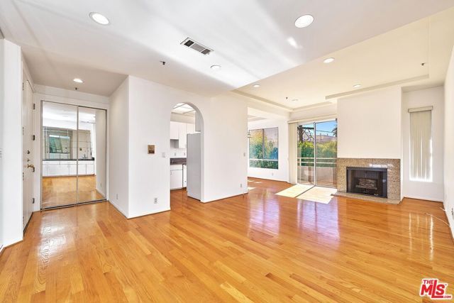 5050 Maplewood Avenue 206, Los Angeles, CA 90004