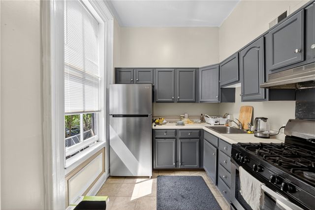 412 S Main St, West End, PA 15220