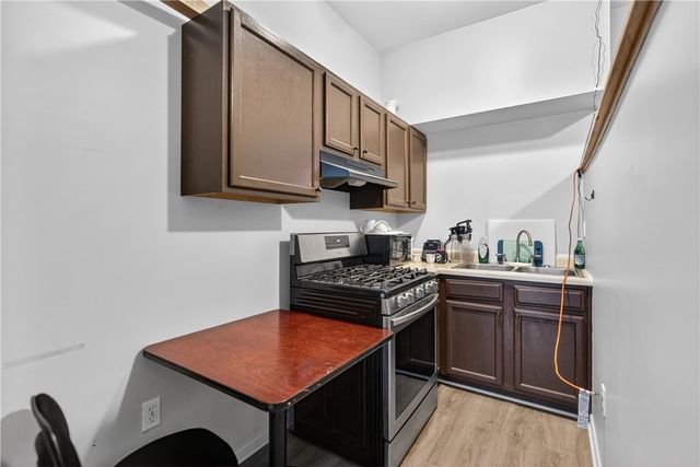 412 S Main St, West End, PA 15220