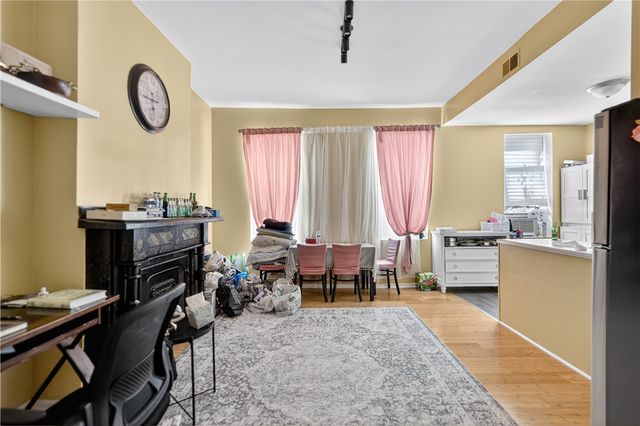 412 S Main St, West End, PA 15220