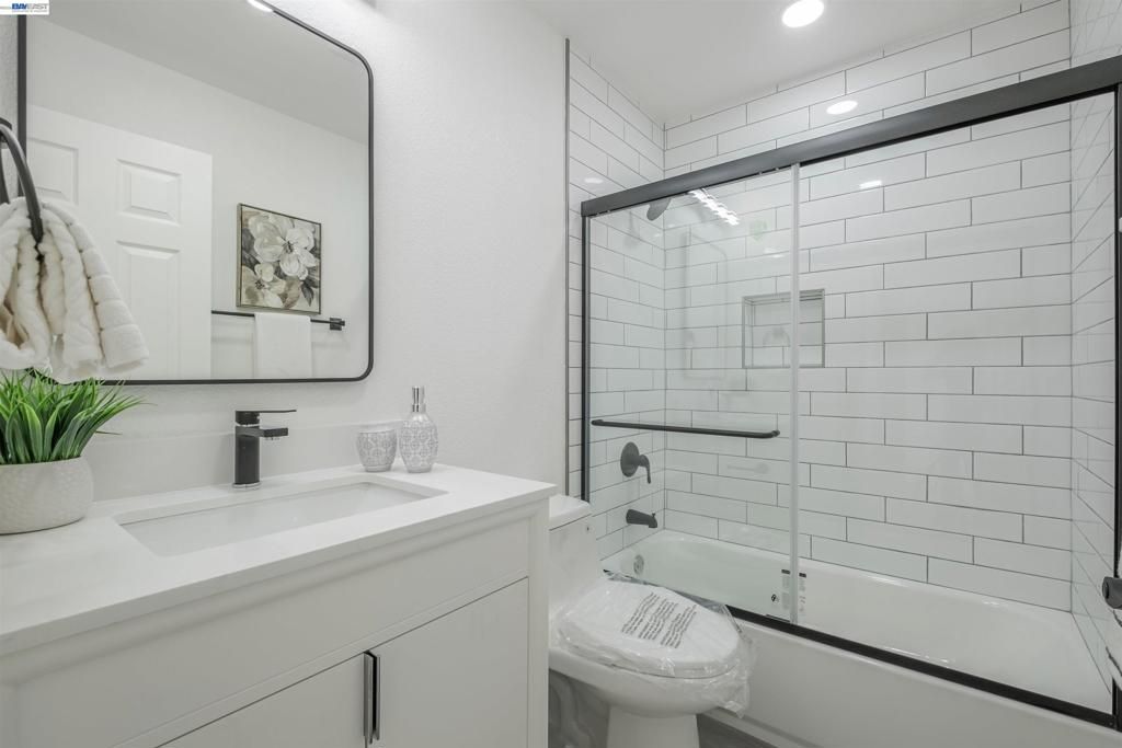 Image 20 of property listing at 34858 34858 Starling Dr, Union City, CA 94587