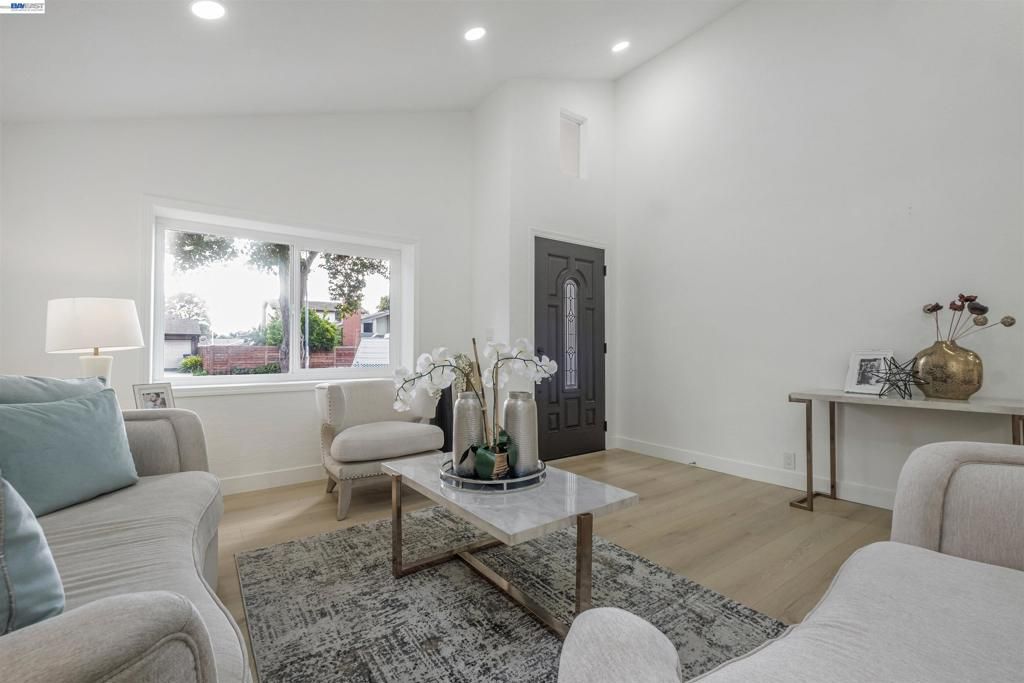 Image 3 of property listing at 34858 34858 Starling Dr, Union City, CA 94587