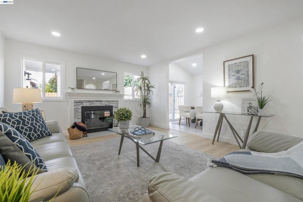 Image 6 of property listing at 34858 34858 Starling Dr, Union City, CA 94587