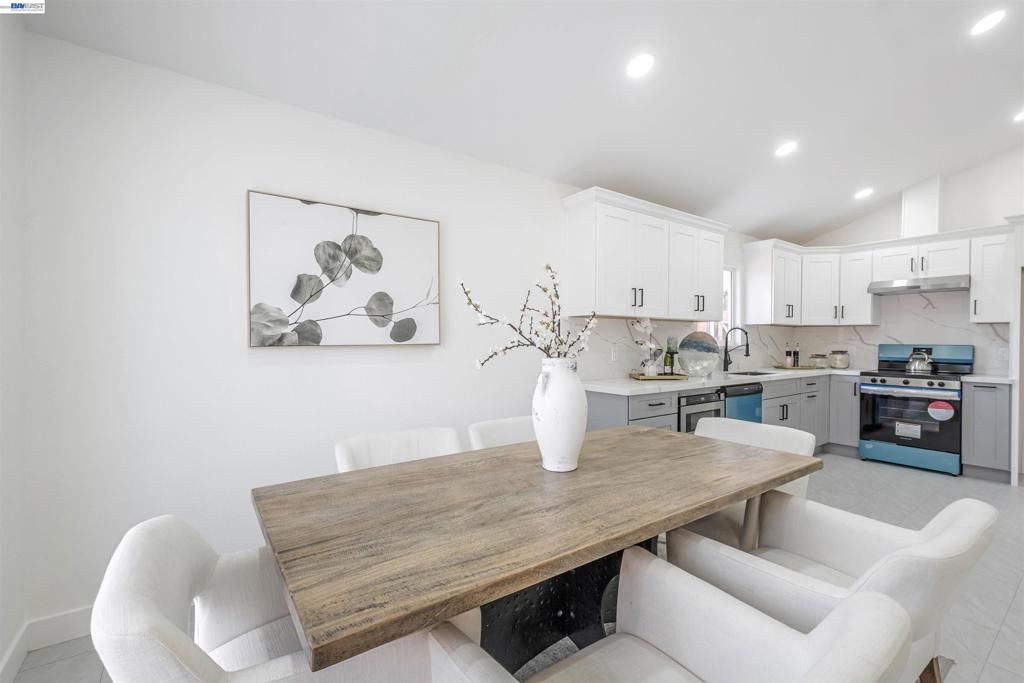 Image 8 of property listing at 34858 34858 Starling Dr, Union City, CA 94587