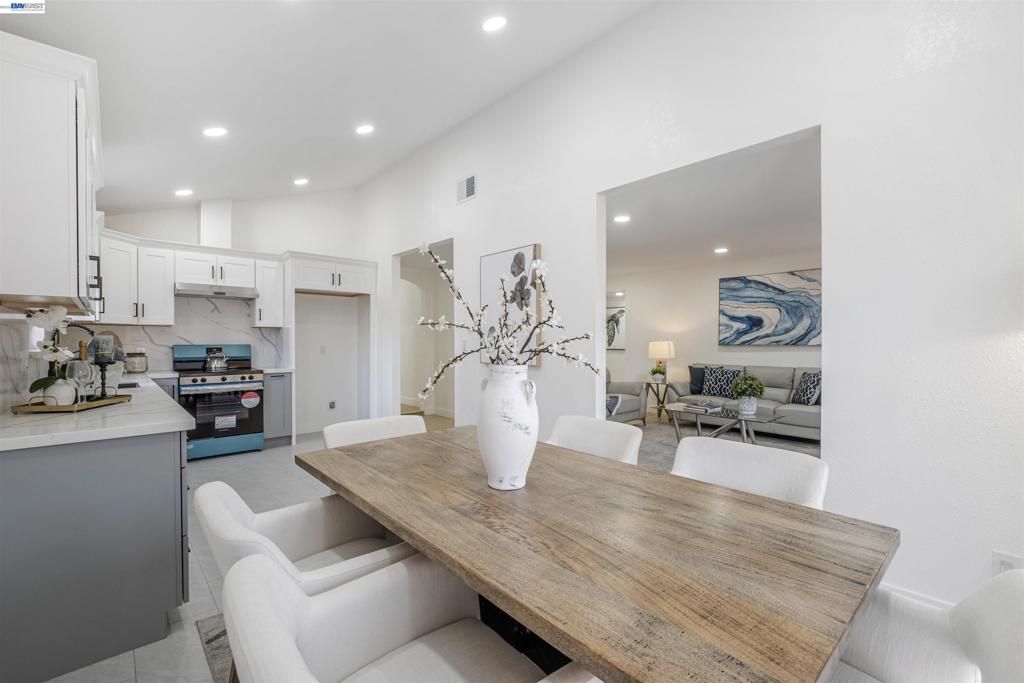 Image 9 of property listing at 34858 34858 Starling Dr, Union City, CA 94587