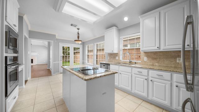 58 W Sienna Place, The Woodlands, TX 77382