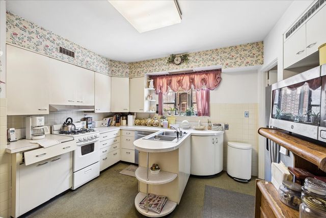 935 Monroe Avenue, River Forest, IL 60305