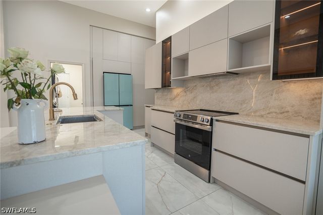 7712 Citrus Hill LN, Naples, FL 34109