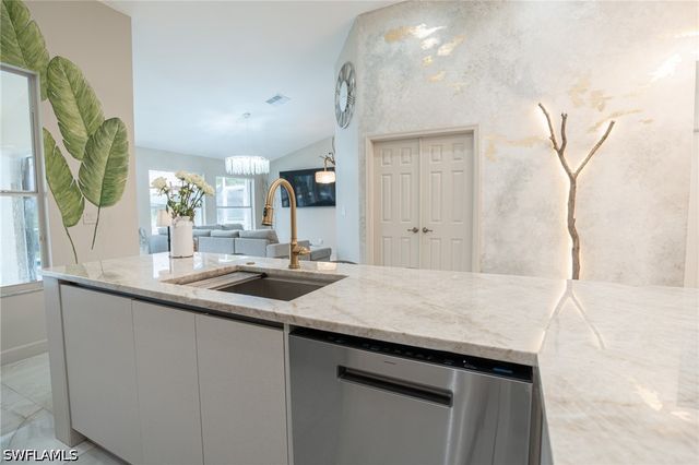 7712 Citrus Hill LN, Naples, FL 34109