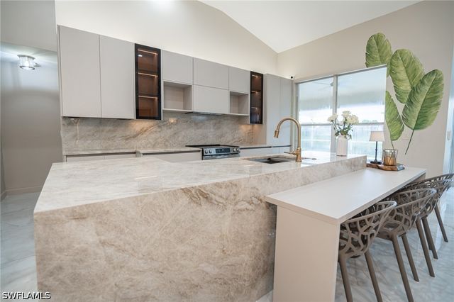7712 Citrus Hill LN, Naples, FL 34109