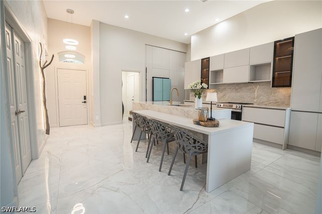 7712 Citrus Hill LN, Naples, FL 34109