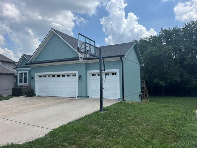 1221 SW Sunflower Drive, Lee's Summit, MO 64081