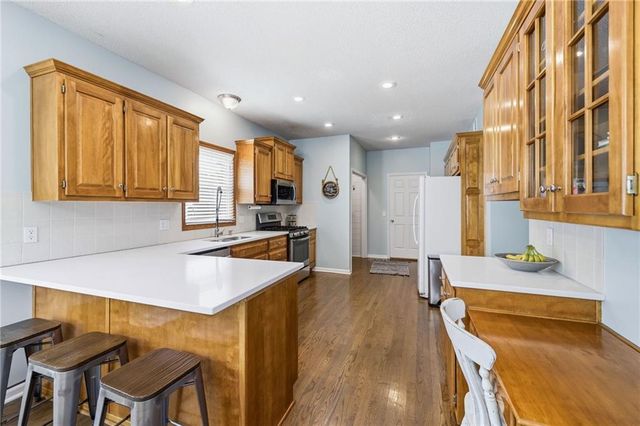 1221 SW Sunflower Drive, Lee's Summit, MO 64081