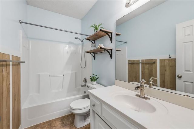 1221 SW Sunflower Drive, Lee's Summit, MO 64081