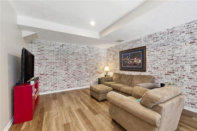 1221 SW Sunflower Drive, Lee's Summit, MO 64081