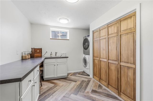 1221 SW Sunflower Drive, Lee's Summit, MO 64081