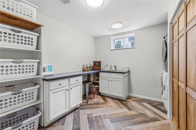 1221 SW Sunflower Drive, Lee's Summit, MO 64081