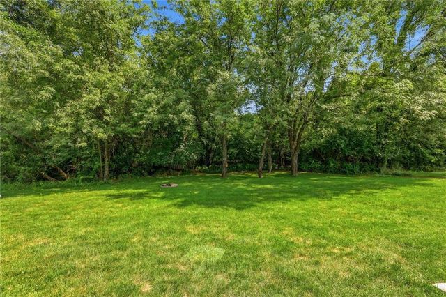 1221 SW Sunflower Drive, Lee's Summit, MO 64081