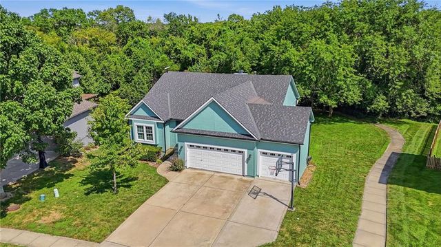 1221 SW Sunflower Drive, Lee's Summit, MO 64081