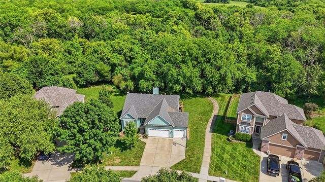 1221 SW Sunflower Drive, Lee's Summit, MO 64081