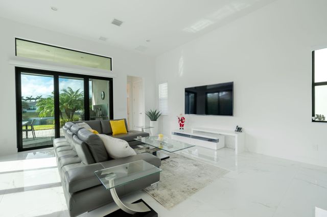 6950 NW 27th Avenue, Boca Raton, FL 33496